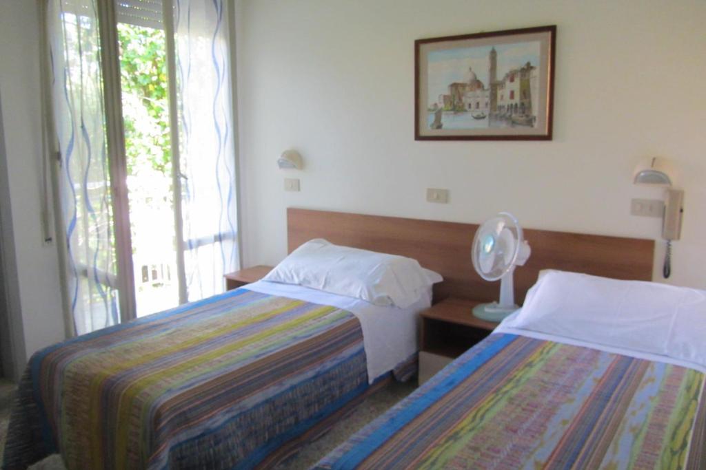 Hotel Toledo Римини Экстерьер фото