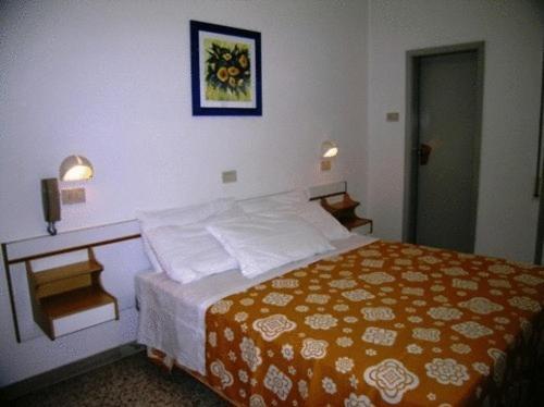 Hotel Toledo Римини Экстерьер фото