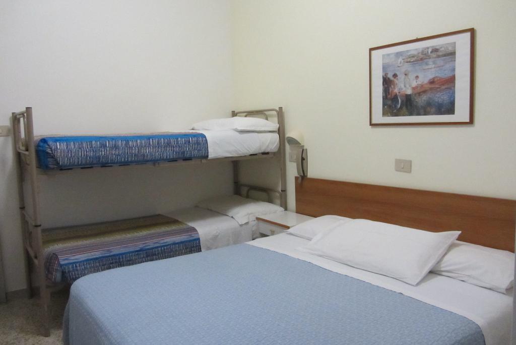Hotel Toledo Римини Номер фото