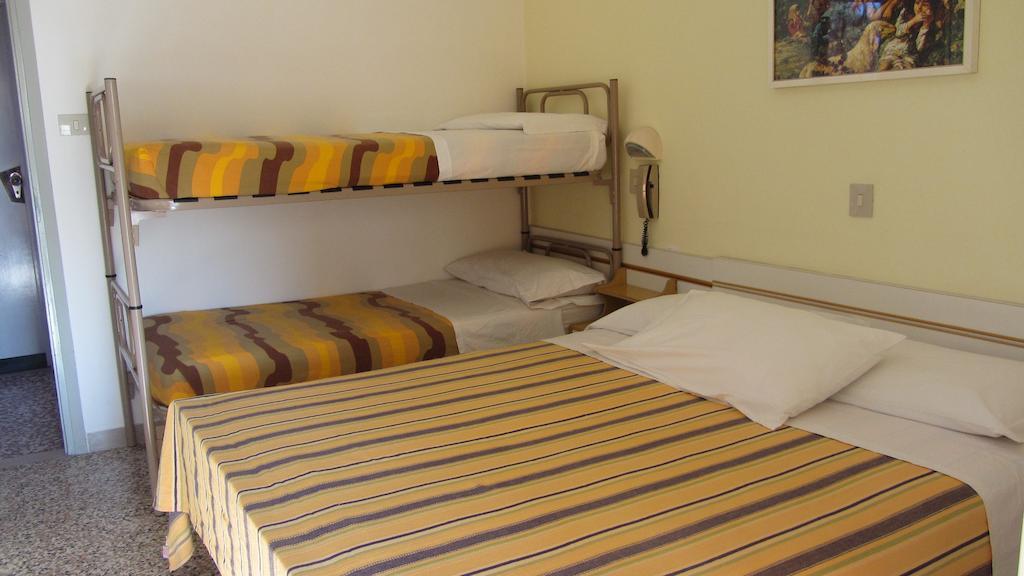Hotel Toledo Римини Номер фото