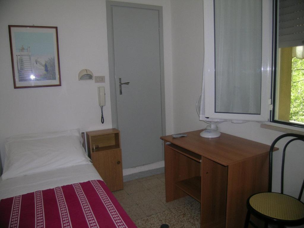 Hotel Toledo Римини Экстерьер фото