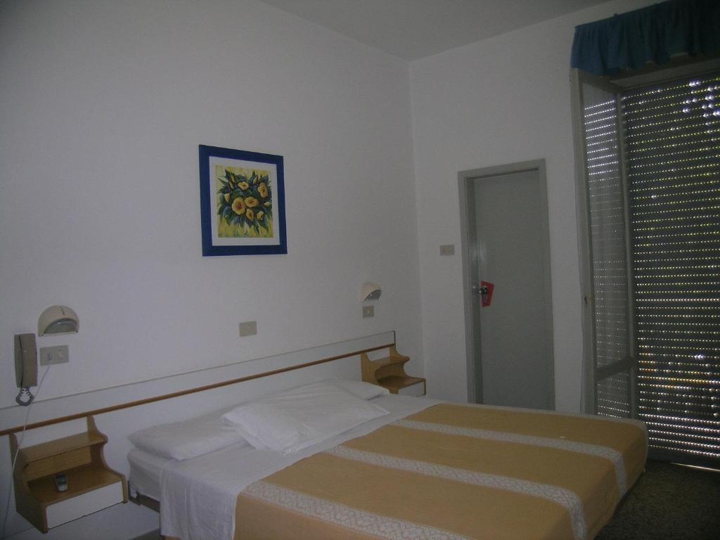 Hotel Toledo Римини Экстерьер фото